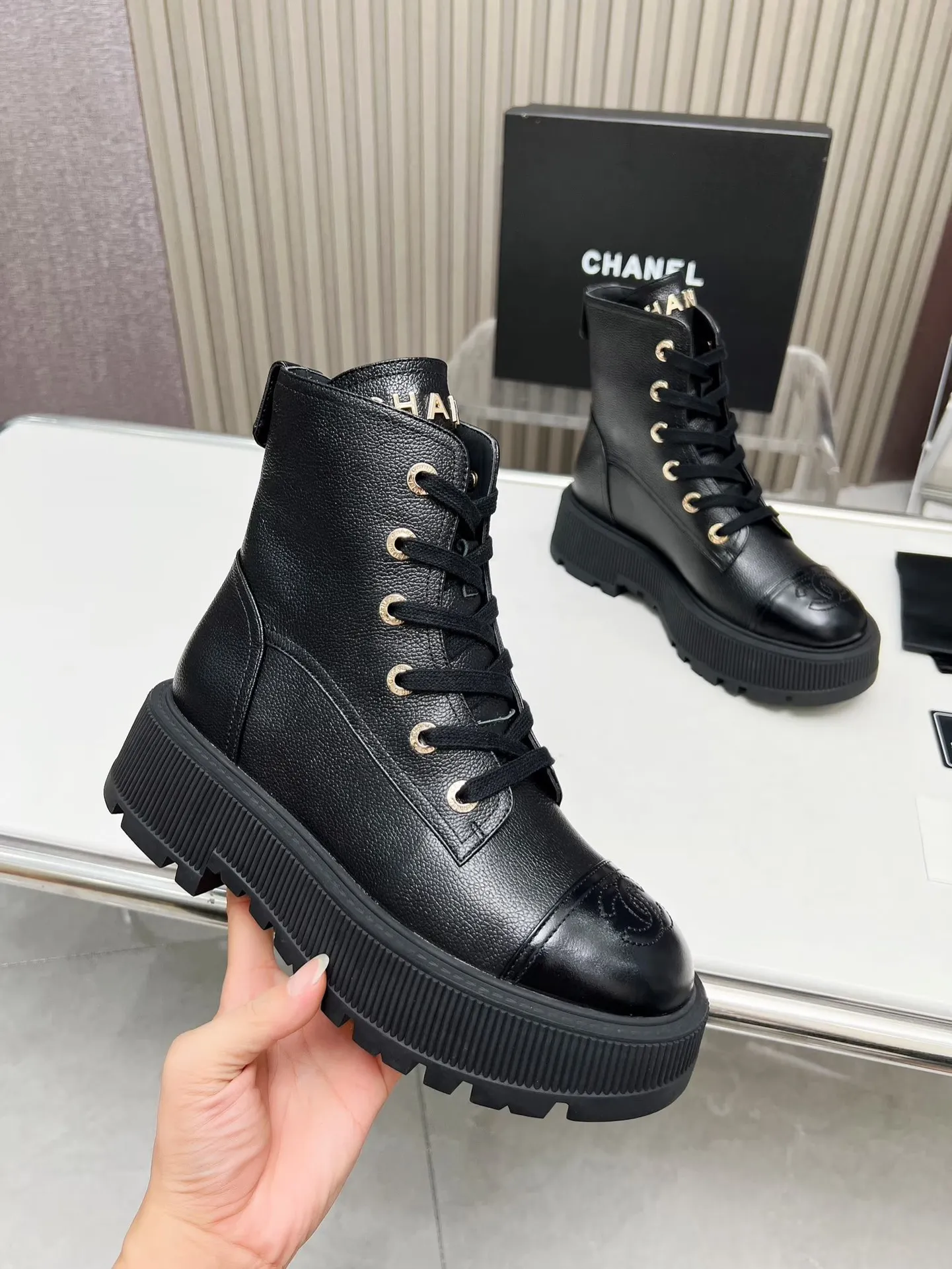 👟👟Ex-factory price 560👟👟 Women's shoes, women's clothing, autumn and winter new Chanel Chanel ankle boots original model opening✅ strap design is super easy to put on and take off, the toe logo is electro-embroidered, the tongue is also a metal brand logo, fabric: special material, lining/foot pad: cow lining, ultra-light rubber non-slip and wear-resistant outsole, color: black, white, blue, code number: 34-41 (34, 41) Need to be customized) Packaging: bag card